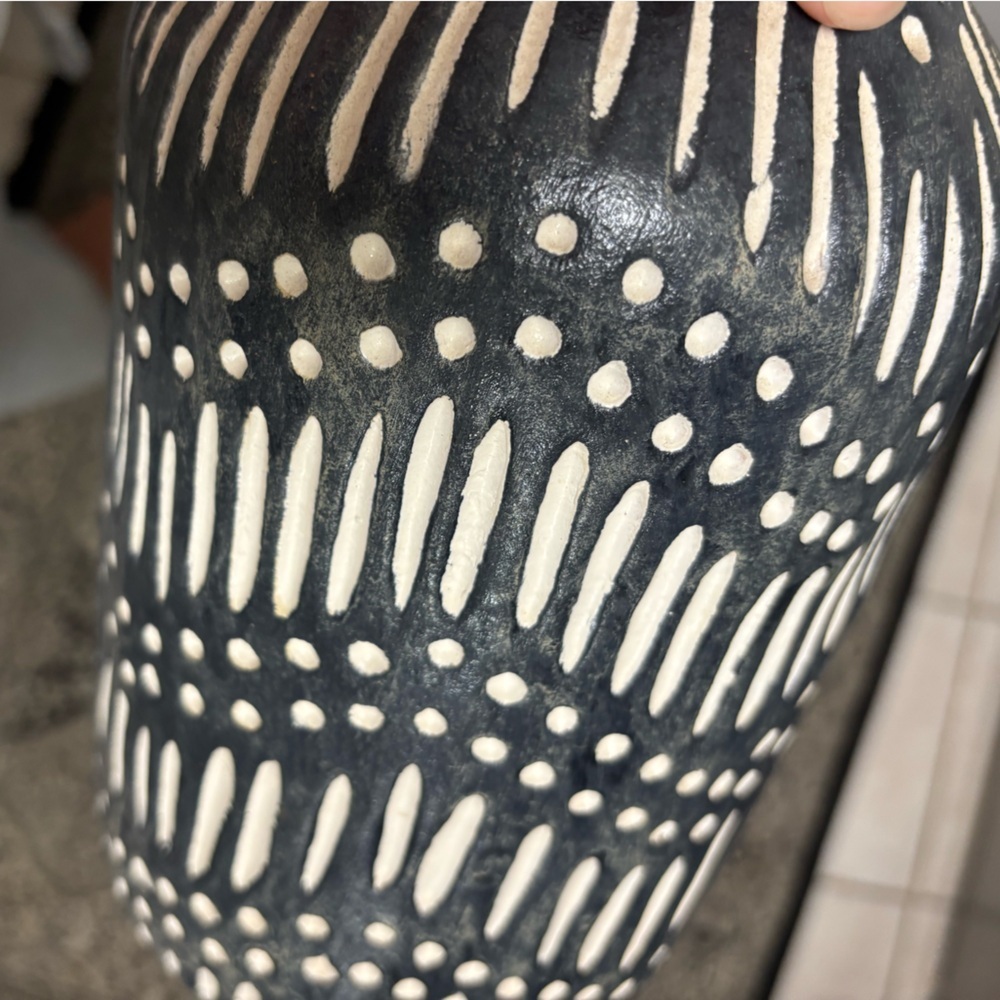 Textured ceramic vase - Picture 4 of 6